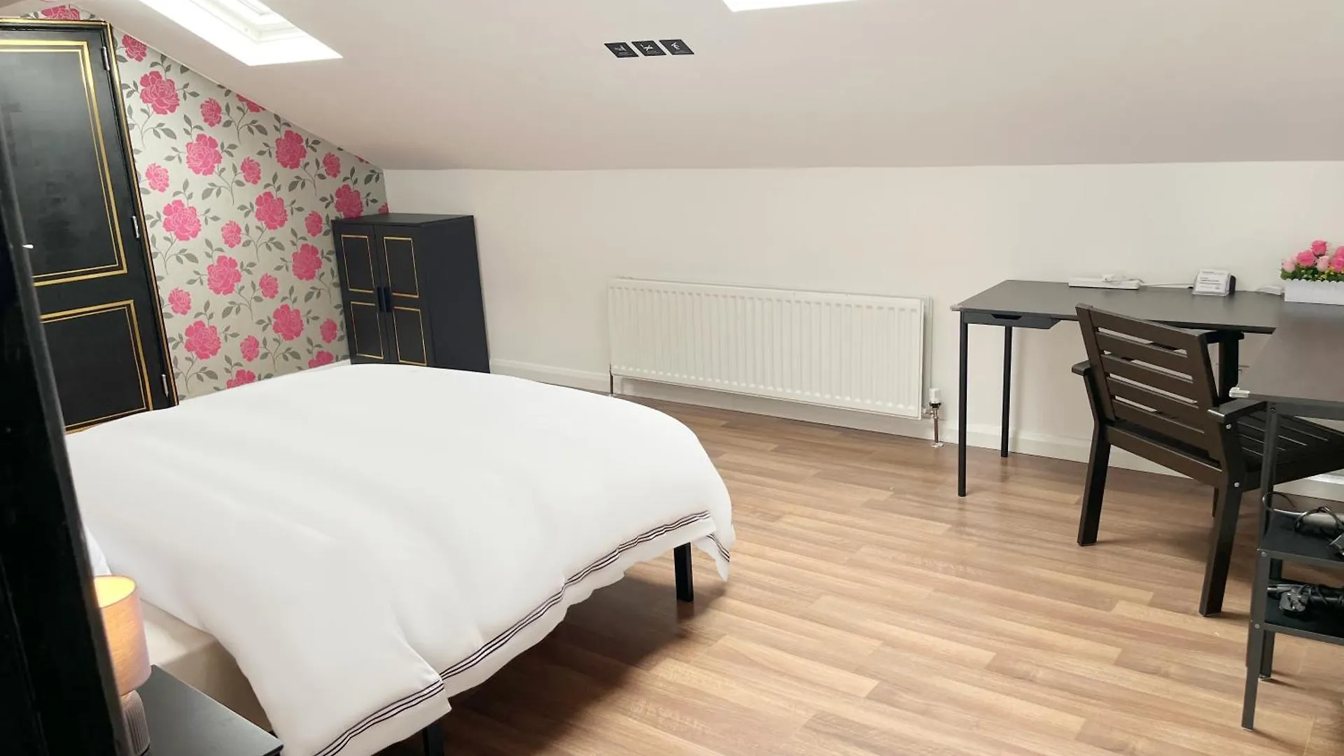 Entire Pinkapt - Free Parking - Up To 4 Guests - 3 Beds - Close To City Centre Belfast 0*,  United Kingdom